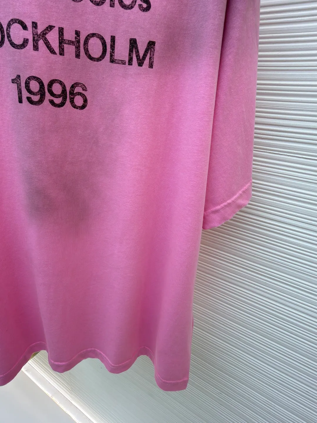 Acne Studios 1966 mud-dyed washed distressed short-sleeve ●Original version: 2800 purchased and developed ●Item number: 1682347-X95 ●Fabric: cloud velvet ski-feel cotton fabric ●Technology: glue printing ●Color: pink ●Version: fitted version ●Weight: about 215 grams ●Size: S-M-L-XL ●Description: Made of ultra-soft pure cotton fabric, garment-dyed, washed and distressed, the chest part has a dirty feel, and the lower part shows a gradient effect. The neckline is slightly frayed to better fit the overall tone. The overall line is straight and delicate, the fabric is comfortable and soft, and the color is consistent without color difference. It can be matched with the same style to create a fashionable look and control various occasions. Customized accessories, complete with three standards, the same style for men and women!